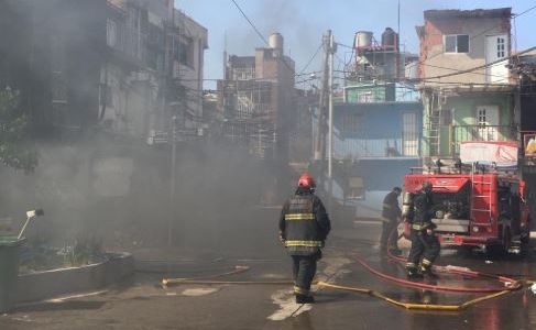 Incendio en el barrio 31: dos mujeres y ocho niños fueron trasladados al Hospital Fernández