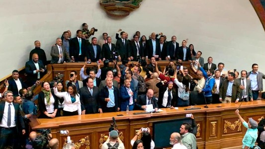 Crisis en Venezuela:  Guaidó logró entrar al Parlamento