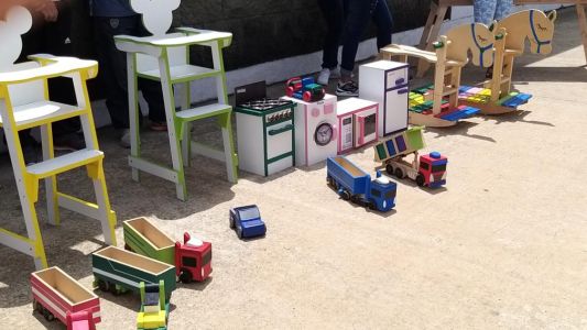 Presos solidarios fabricaron muebles para 23 chicos que viven en un hogar