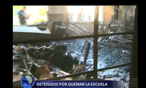 Detuvieron a dos menores por quemar la escuela