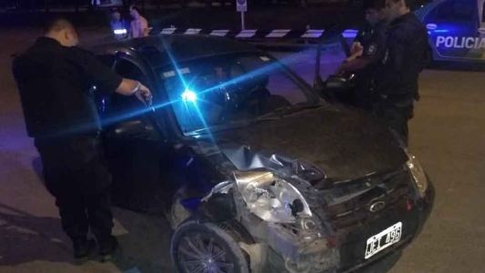 Iba en auto junto a una policía y chocó contra un vehículo estacionado: no tenía carnet, ni seguro y se negó al test de alcoholemia