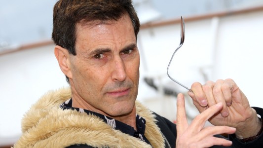 Uri Geller ofrece sus "poderes psíquicos" a Boris Johnson: "Pregunten al Mosad, la CIA"