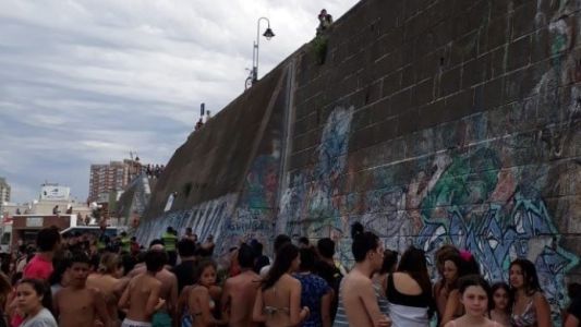 Una mujer de 52 años cayó desde un paredón en una playa de La Perla