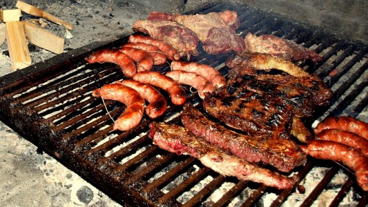 Comía un asado con amigos y murió ahogado con un pedazo de carne