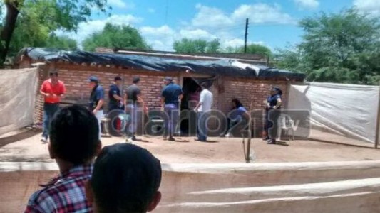 Una adolescente fue hallada muerta y enterrada bajo la cama de su madre y su padrastro