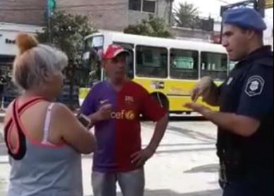 Florencio Varela: filman a un policía que asistía con lengua de señas a pareja hipoacúsica