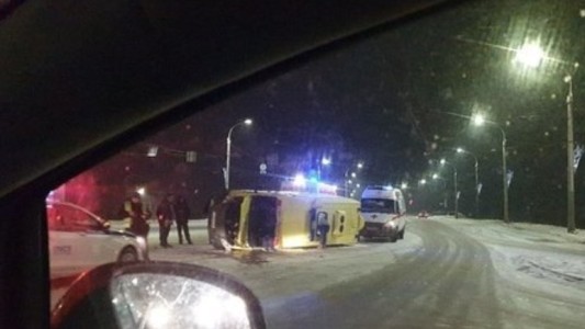 Tras sufrir un accidente de tránsito, murió cuando un auto chocó a la ambulancia que la llevaba al hospital