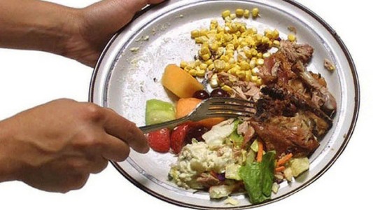 Los argentinos son los que más comida tiran a la basura en América Latina