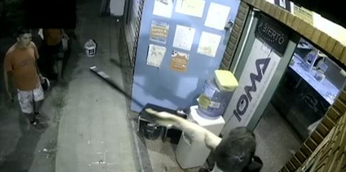 Corrió a los ladrones de una farmacia con un bate de béisbol: "Fue un impulso para defender a las empleadas"