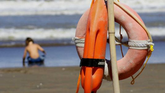 Necochea: los guardavidas suspenden medidas de fuerza para buscar al nadador desaparecido