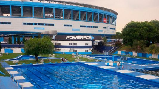 Un joven casi se ahoga en la pileta de Racing: está internado en grave estado