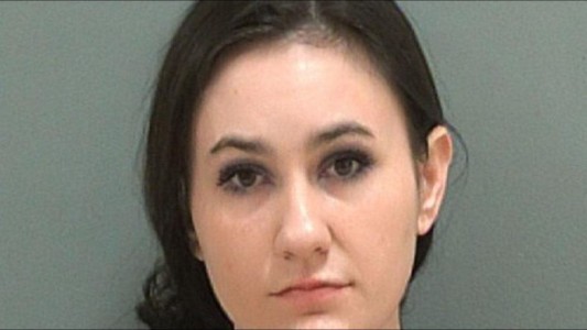 Detuvieron a una profesora por tener sexo con un alumno menor de 16 años