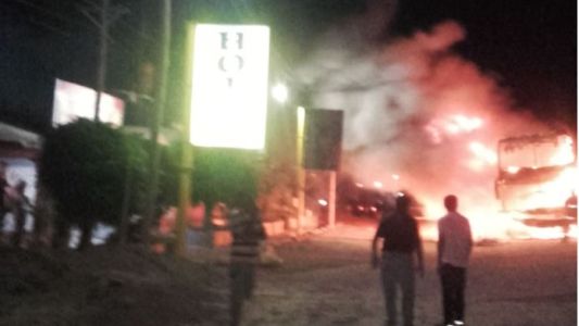 Se incendió un micro en plena ruta en Santiago del Estero