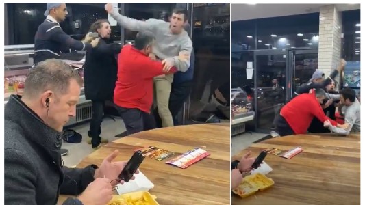 El hombre más tranquilo del mundo: sigue comiendo en plena batalla campal