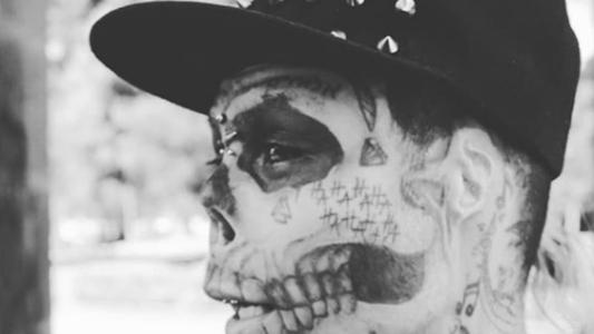 El hombre que se mutiló la nariz y las orejas para parecer una calavera
