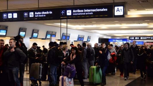 Por la lluvia hay demoras en vuelos de Aeroparque y Ezeiza