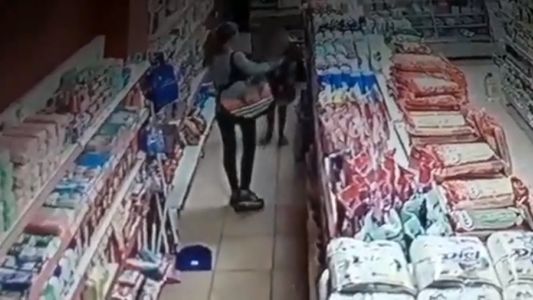 VIDEO: entró a un super con una nena y se llevó varios productos en el bolso sin pagar