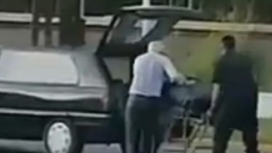 El video viral del coche fúnebre que perdió un ataúd en plena avenida: "Se te cayó un muerto"