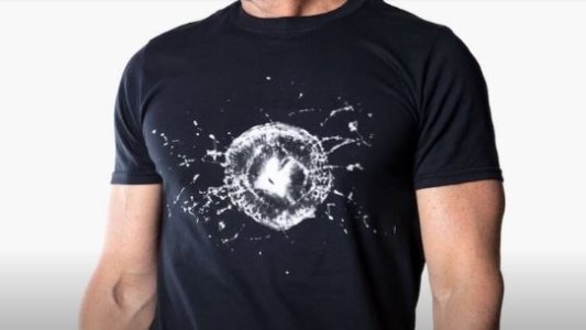 Tesla sorprende a sus fanáticos con una camiseta "a prueba de balas"