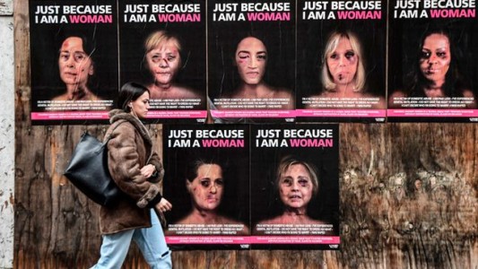 Michelle Obama, Angela Merkel y otras personalidades aparecen "golpeadas" en una campaña contra la violencia de género en Italia