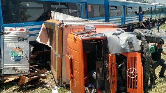 Un tren embistió a un camión en Haedo