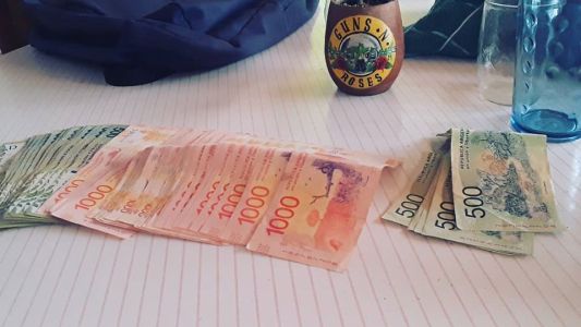 Encontró más de 140 mil pesos en un bolso y los devolvió