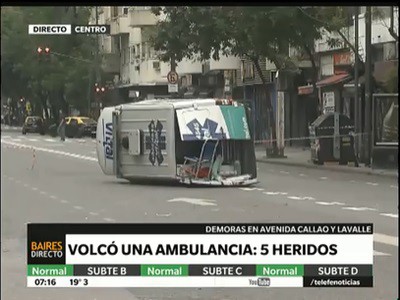 Espectacular vuelco de una ambulancia