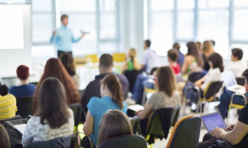 El ingenioso método que utilizan los niños para "hablar" sin hablar en la escuela