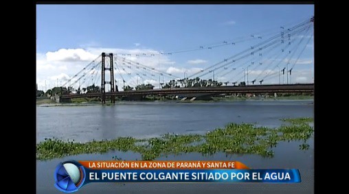 El puente colgante que une Santa Fe con Paraná, casi al nivel del río