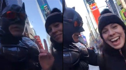 Video viral: el cruce entre el Batman de Time Square y una "turista peronista" en Nueva York