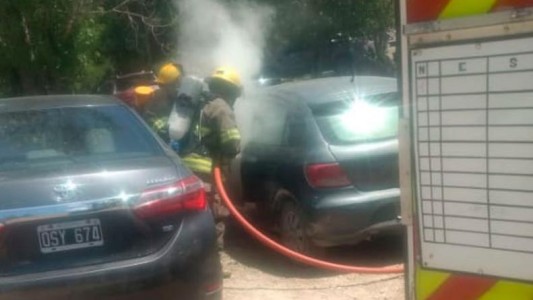 Insólito: hizo un asado en el baúl del auto para "ganar tiempo" y casi explota
