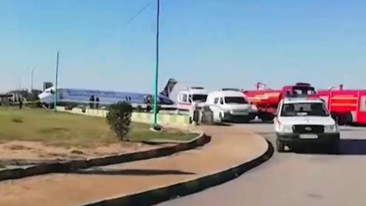 Un avión terminó su aterrizaje en una autopista y salvaron a todos