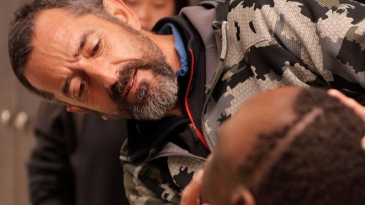 La hazaña de un médico español que le extirpó a un nene un tumor más grande que su cabeza