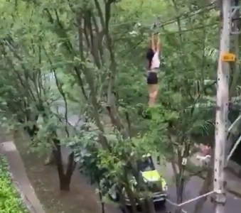 Joven se cuelga de los cables de energía, cae al vacío y resulta ilesa