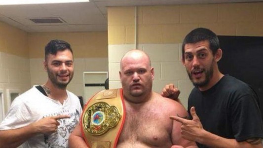 Video: el brutal nocaut que sufrió un boxeador de más de 180 kilos