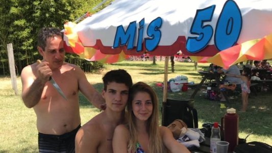 Se sacó una foto con su novia, el suegro la arruinó y se convirtió en meme