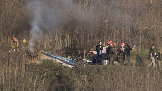 Video documento: las imágenes del helicóptero de Kobe Bryant volando en círculos bajo una espesa neblina