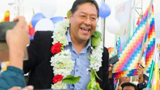 Llegó a Bolivia Luis Arce, el candidato presidencial de Evo Morales