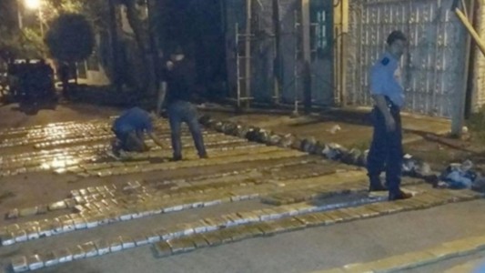 Chocó, huyó y dejó abandonado un auto con 750 kilos de marihuana