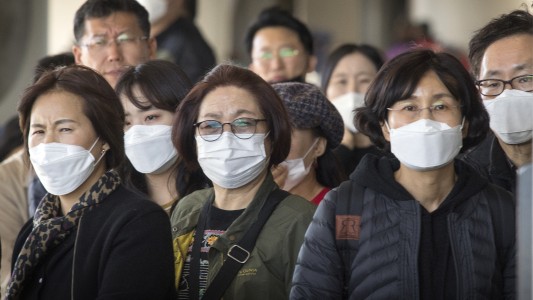 Tras el anuncio de la OMS, China confirmó que ya son 212 los muertos por coronavirus