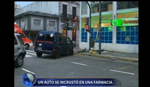 Un auto se incrustó en una farmacia