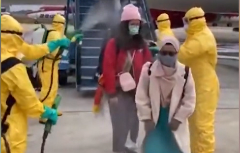 Coronavirus: así desinfectan a los pasajeros de un avión