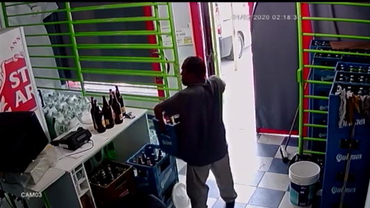 Ladrón robó un cajón de cerveza y salió corriendo
