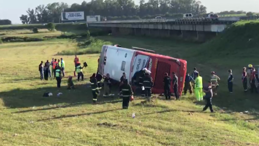 Así quedó el micro tras volcar en la Ruta 2
