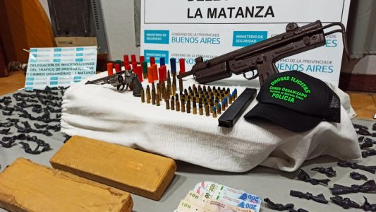 Con una ametralladora custodiaban un búnker de drogas en Virrey del Pino