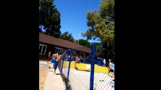 VIDEO: violenta discusión entre barras de Boca en la pileta del club