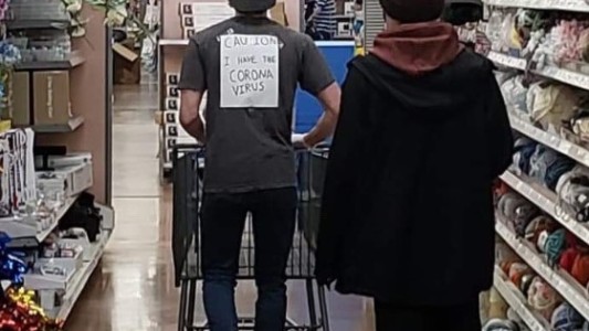 Llevó un cartel diciendo que tenía coronavirus a un supermercado, era mentira y ahora puede ir preso