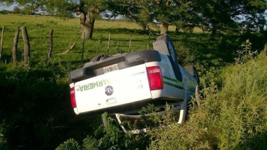 Esta es la camioneta con inscripciones de Gendarmería que volcaron los prófugos