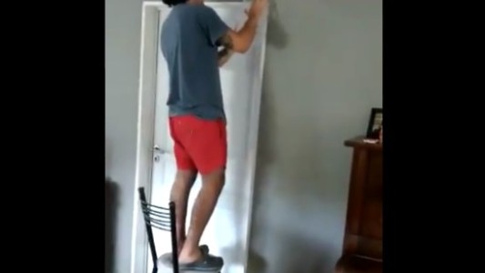 Intentó atrapar un murciélago en su casa y el grito de su madre se volvió viral