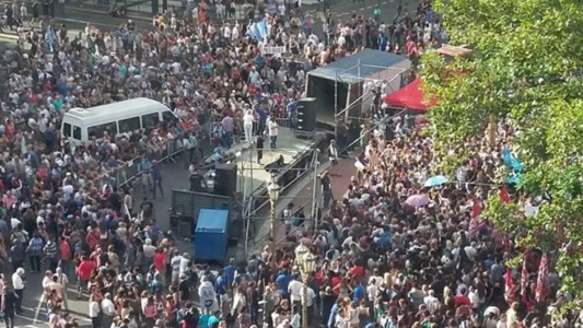 Marcha en Plaza de Mayo en apoyo a Víctor Hugo Morales